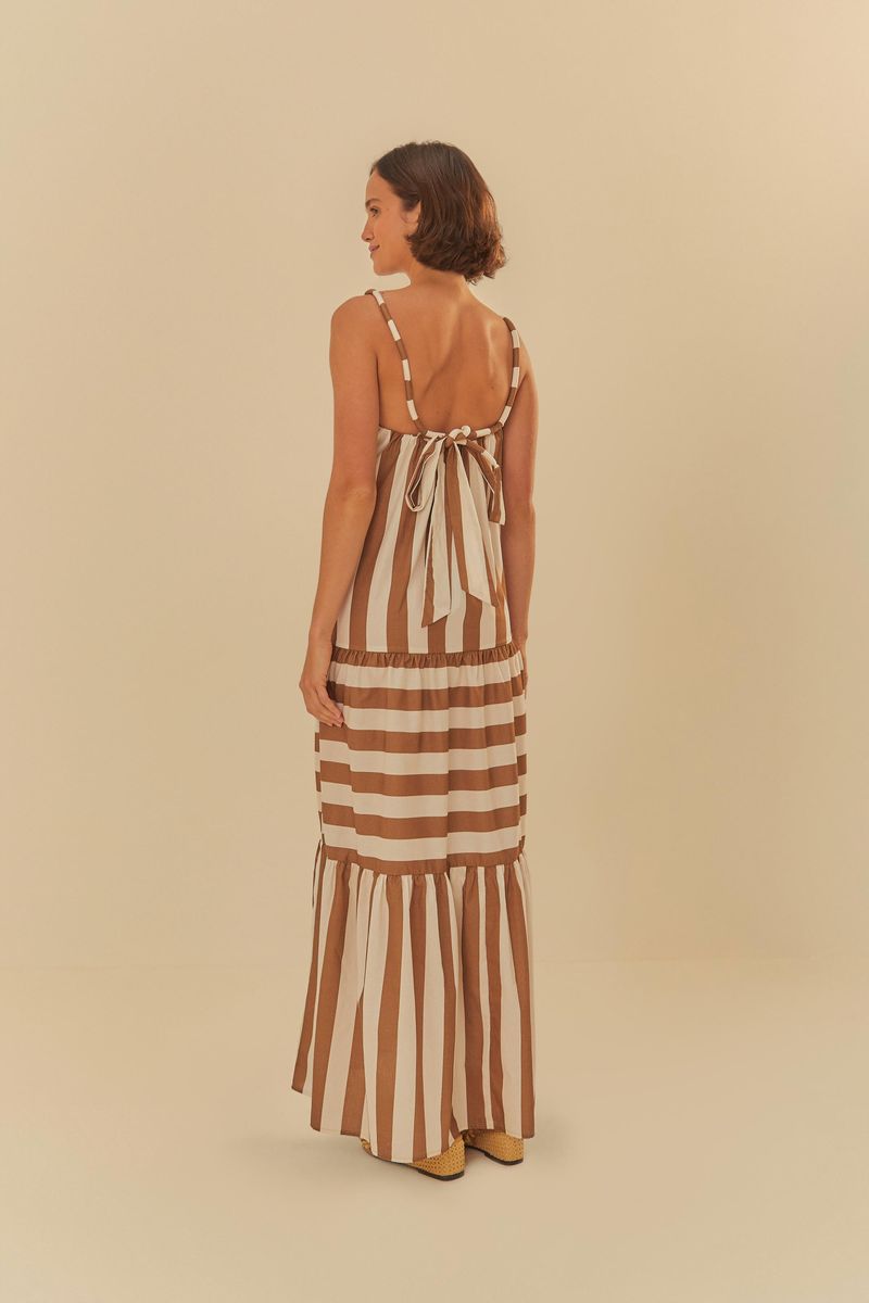 Vestido-largo-con-diseño-de-rayas-verticales-en-tonos-tierra-con-detalle-de-lazo-en-la-espalda-visto-desde-atras.