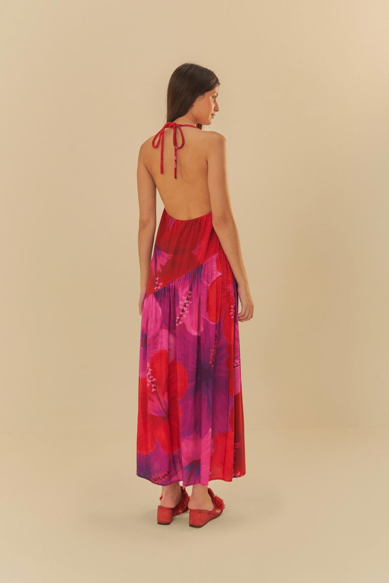 Detalle del estampado floral vibrante del vestido cropped, con tonos rojos y rosas.
