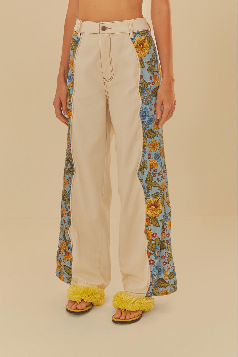 Vista-trasera-del-pantalon-sarga-mix-naturaleza-resaltando-el-diseño-de-los-laterales.