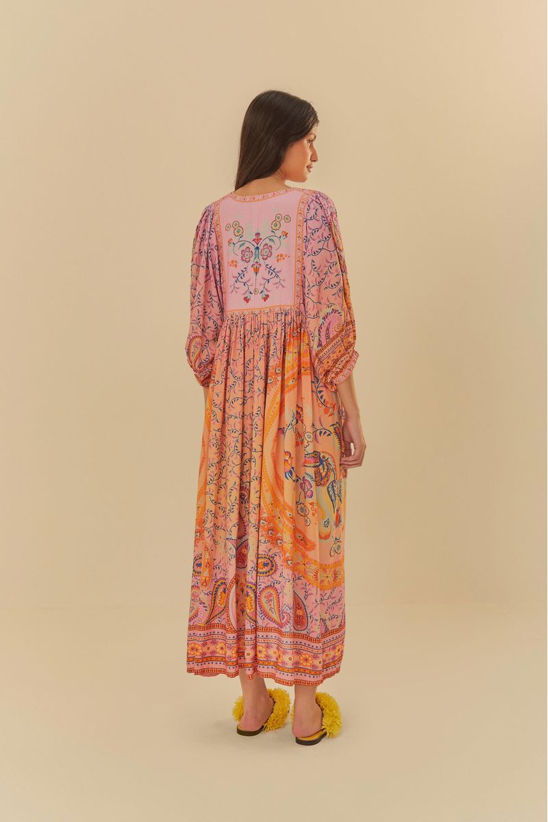 Vista trasera del vestido estampado con diseño místico, destacando el panel trasero y el dobladillo.