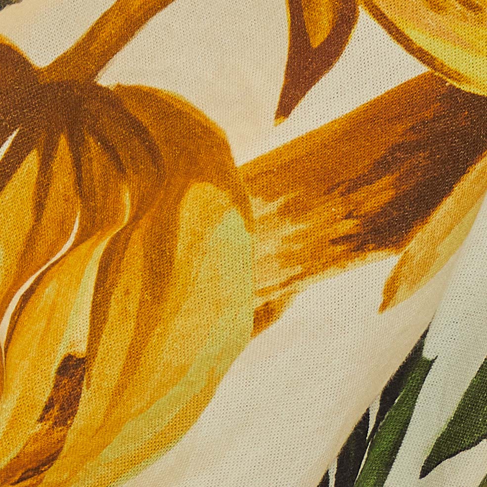 Primer plano del estampado tropical con elementos botánicos y colores vibrantes.