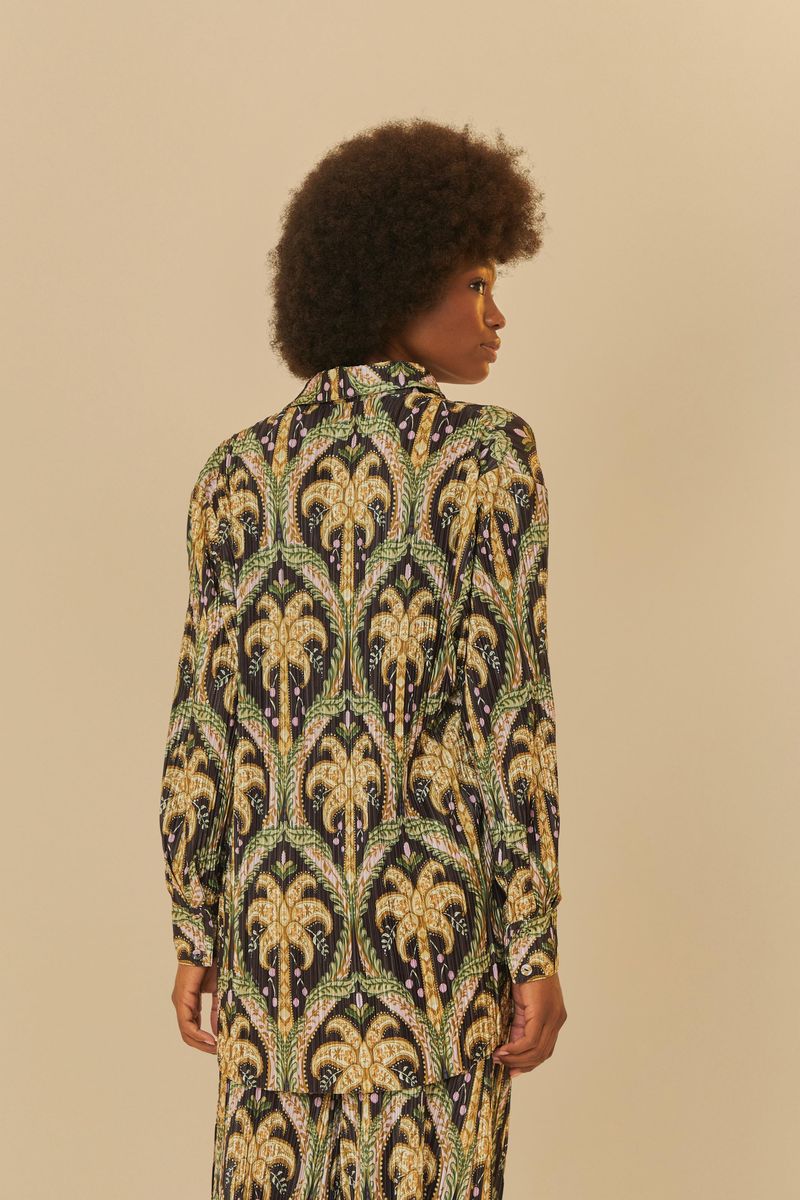 Camisa-plisada-con-estampado-tropical-vista-de-espaldas-mostrando-el-patron-continuo-y-el-ajuste-comodo.