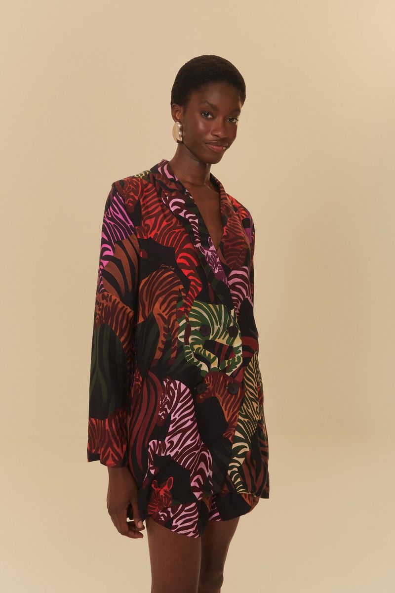 Blazer-estampado-con-diseño-de-cebras-en-colores-vibrantes-mostrado-en-modelo-de-cuerpo-completo-con-enfoque-en-la-solapa.