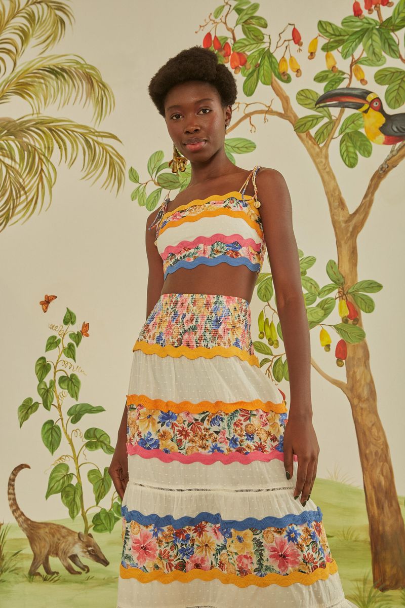 Vista-completa-frontal-de-la-falda-artesanal-Lenco-Floraline-con-estampado-floral-y-detalles-en-crochet.