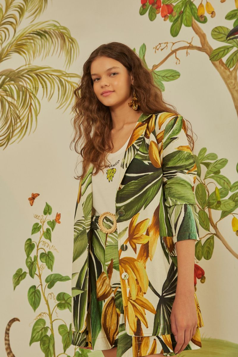 Modelo-usando-el-Blazer-Bananarte-con-estampado-tropical-combinando-con-pantalones-cortos.