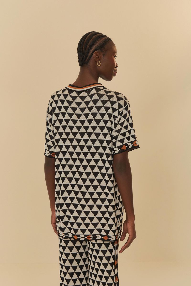 Camisa-de-tejido-con-diseño-geometrico-en-negro-y-blanco-vista-frontal.