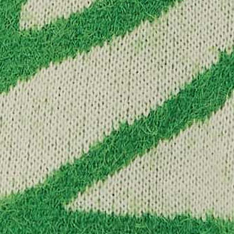 Close-up del patrón geométrico en blanco en el tejido verde del cardigan.
