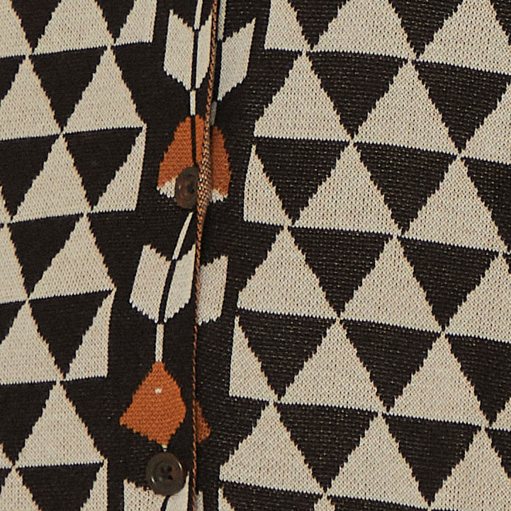 Detalle-del-cierre-frontal-con-botones-de-la-camisa.