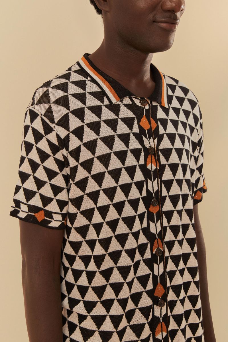 Detalle-del-cuello-y-escote-en-V-de-la-camisa.
