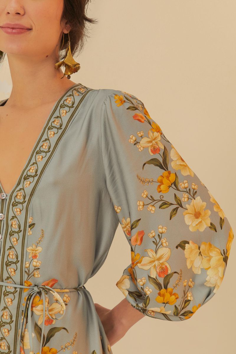 Detalle del vestido mostrando el patrón floral y el cordón ajustable en la cintura.