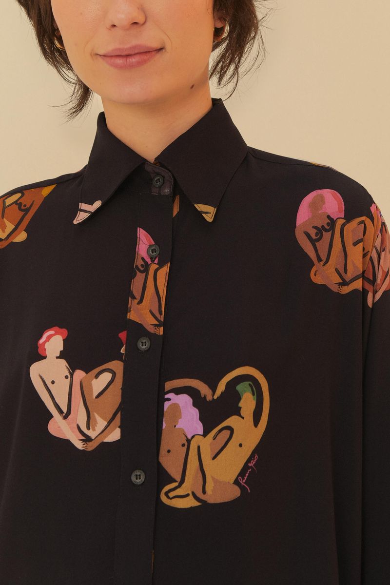 Detalle-del-cuello-y-el-estampado-artistico-de-la-camisa.