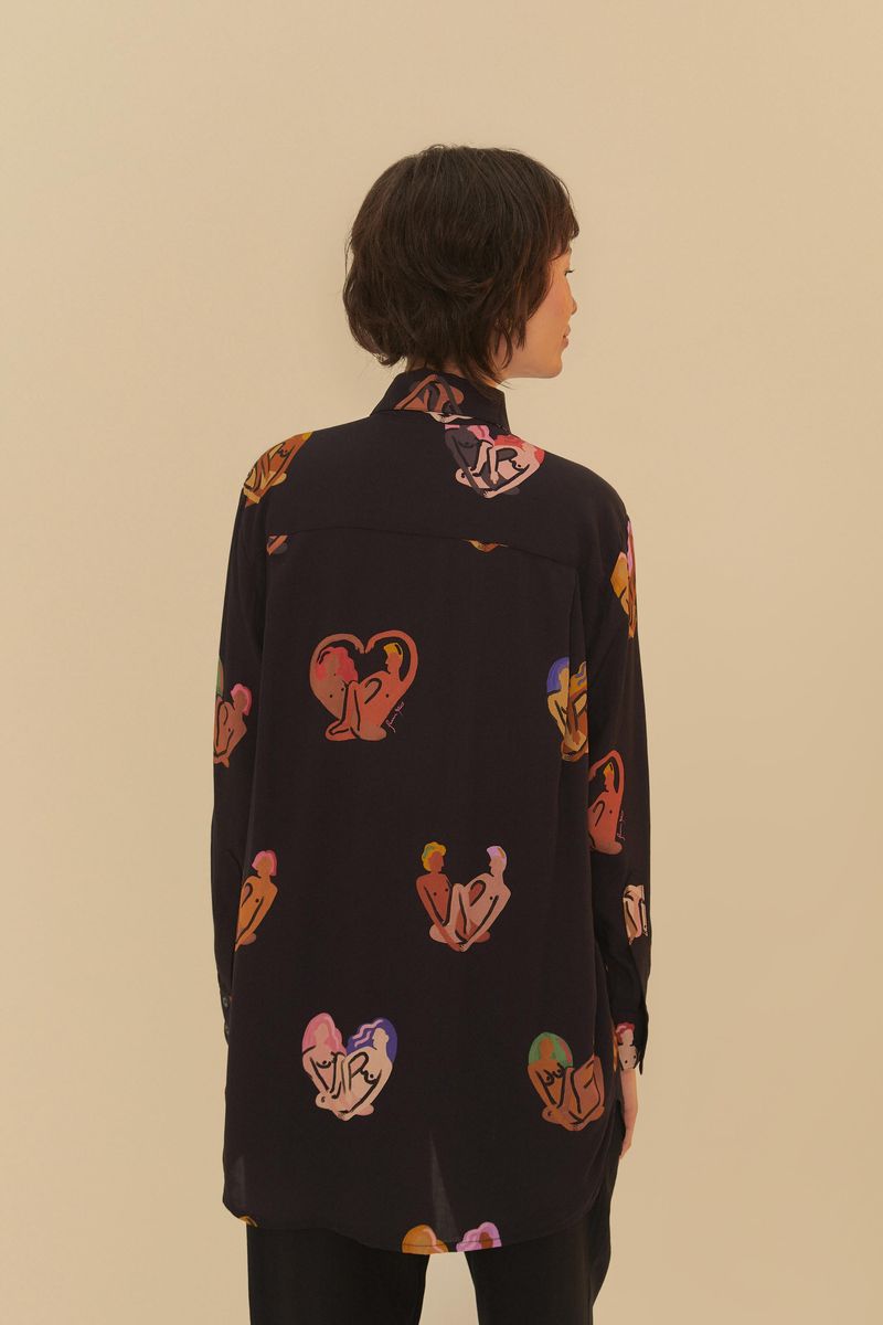 Vista-posterior-de-la-camisa-con-estampado-artistico.