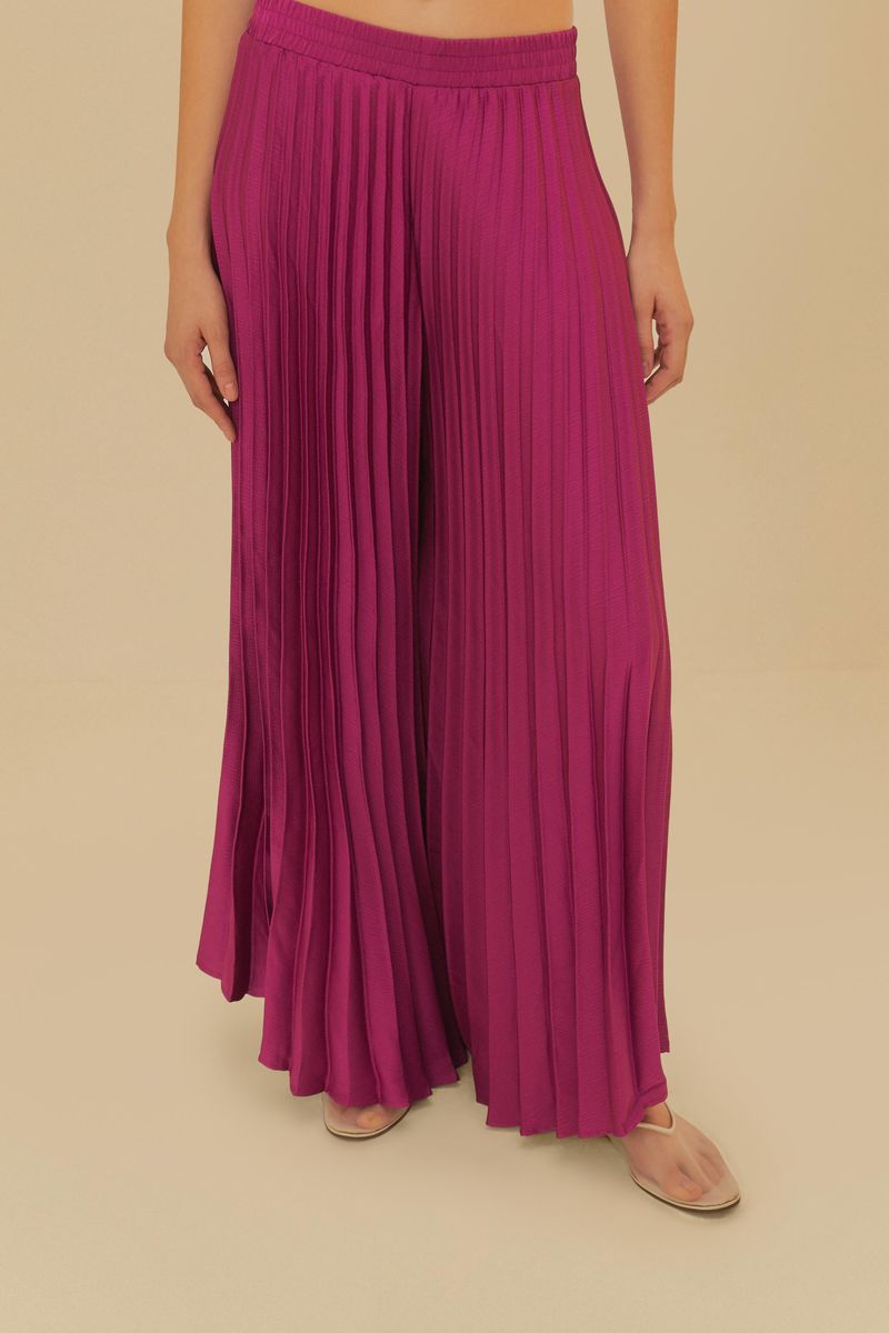 Close-up-del-pantalon-largo-plisado-morado-mostrando-detalles-de-la-tela.