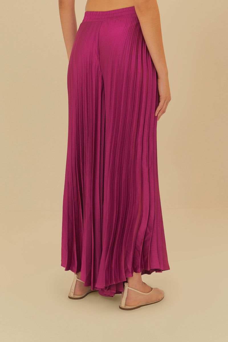 Detalle-de-la-tela-plisada-del-pantalon-largo-morado.