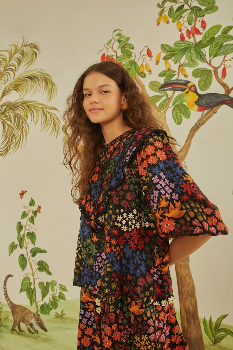 Vista-lateral-de-la-Blusa-Jardin-De-Morango-mostrando-las-mangas-tres-cuartos-con-acabado-elastico-y-estampado-botanico-vibrante.