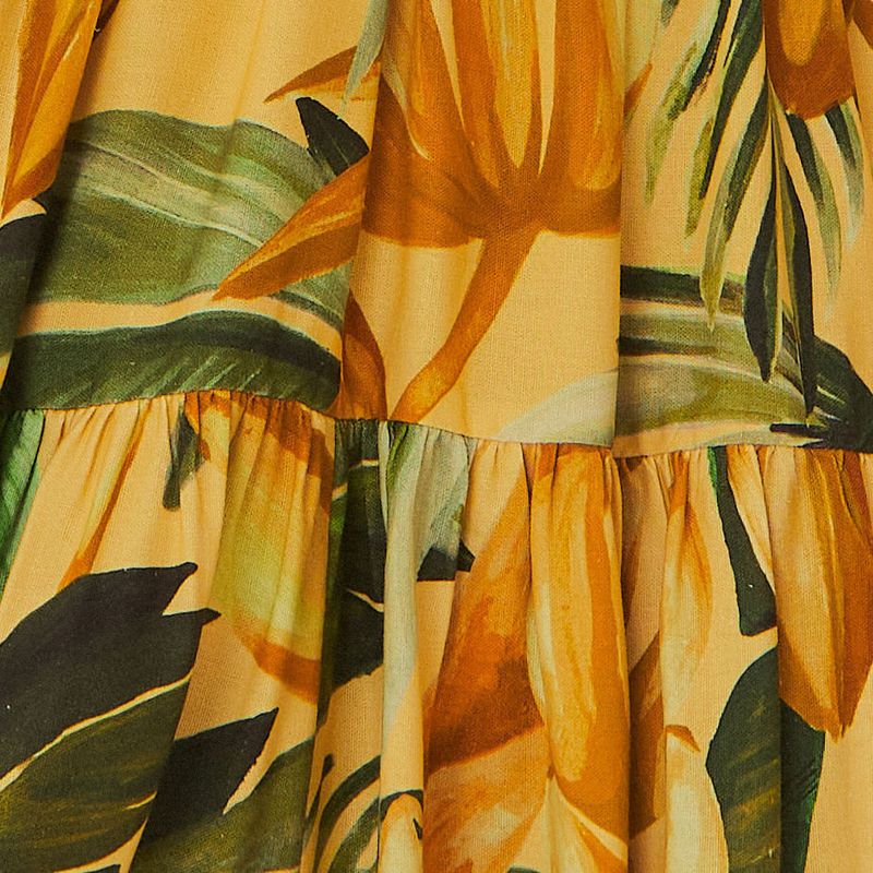 Detalle-del-estampado-tropical-del-vestido-con-elementos-de-hojas-y-flores-en-tonos-vibrantes.
