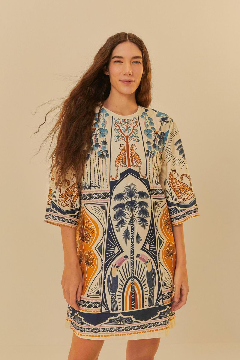 Imagen de una modelo vistiendo un vestido estilo camiseta con estampado vibrante inspirado en la Chapada dos Veadeiros, mostrando el frente del vestido.