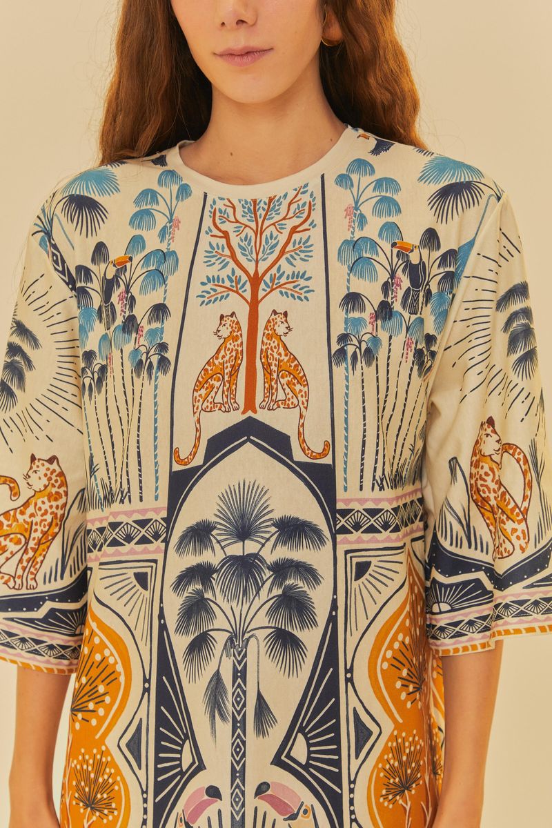 Primer plano del frente del vestido, destacando los detalles del estampado con elementos naturales y animales.