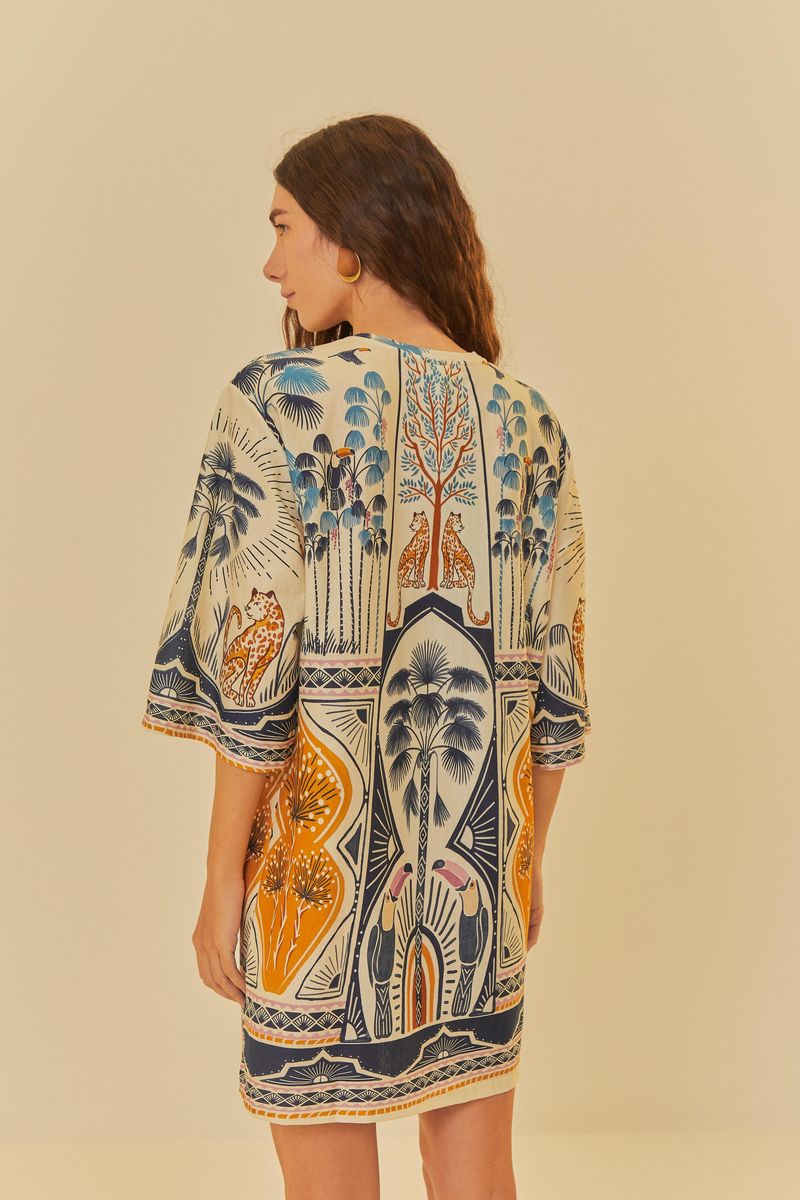 Vista trasera del vestido, mostrando la continuidad del estampado y el corte recto.