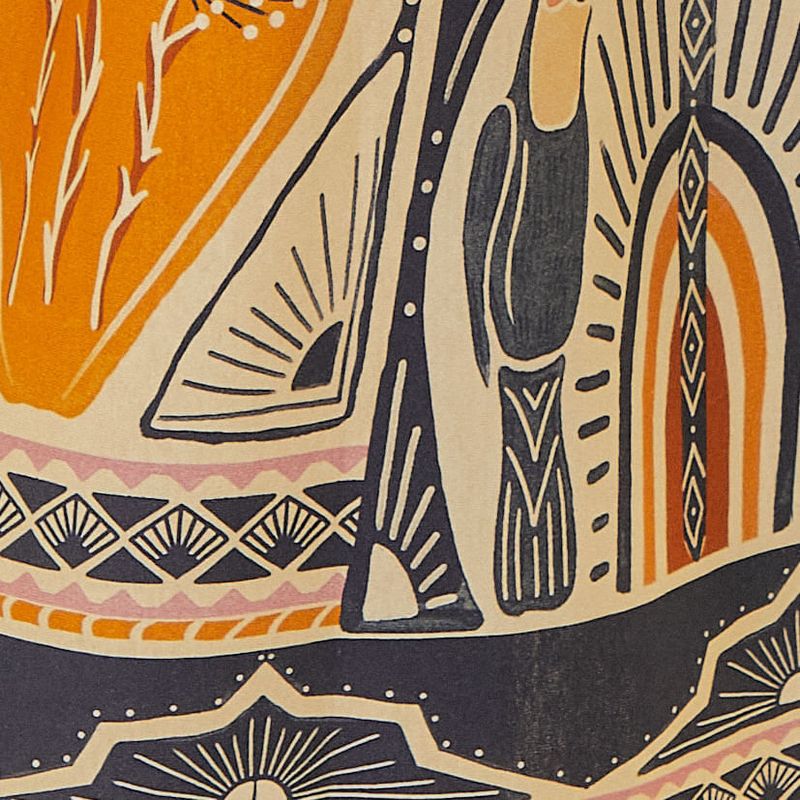 Detalle-del-borde-del-vestido-evidenciando-los-patrones-y-colores-vibrantes-del-estampado.