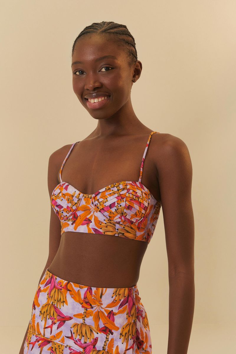 Top-estampado-con-tirantes-delgados-y-estampado-tropical-sobre-un-fondo-blanco.