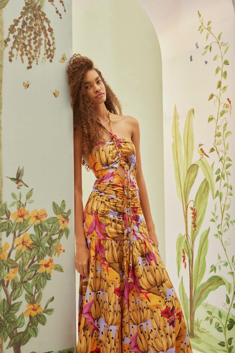 Primer-plano-del-vestido-mostrando-detalles-del-estampado-de-bananas-y-flores-con-fruncidos-en-la-parte-frontal.