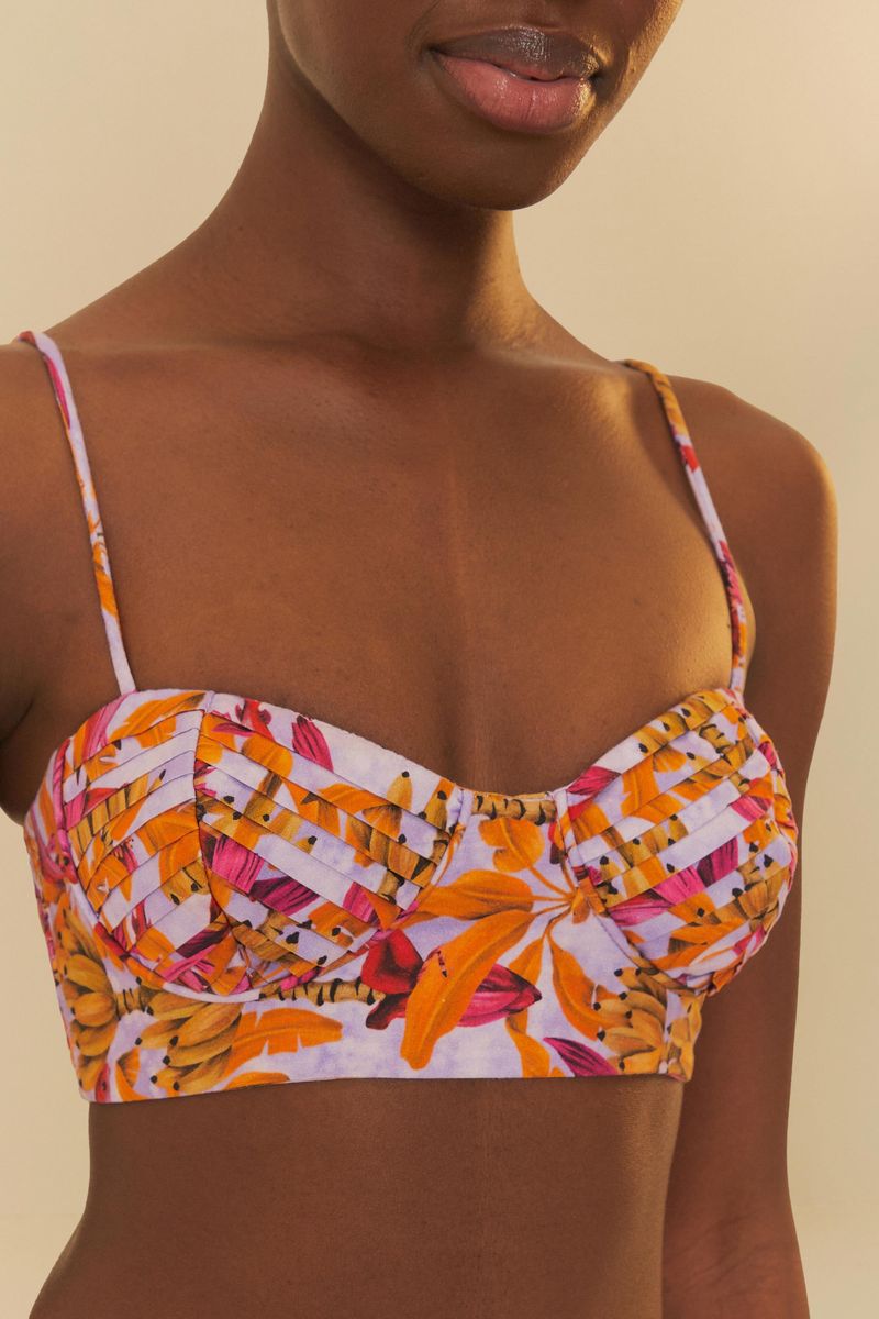 Detalle-del-top-con-estampado-de-platanos-y-flores.