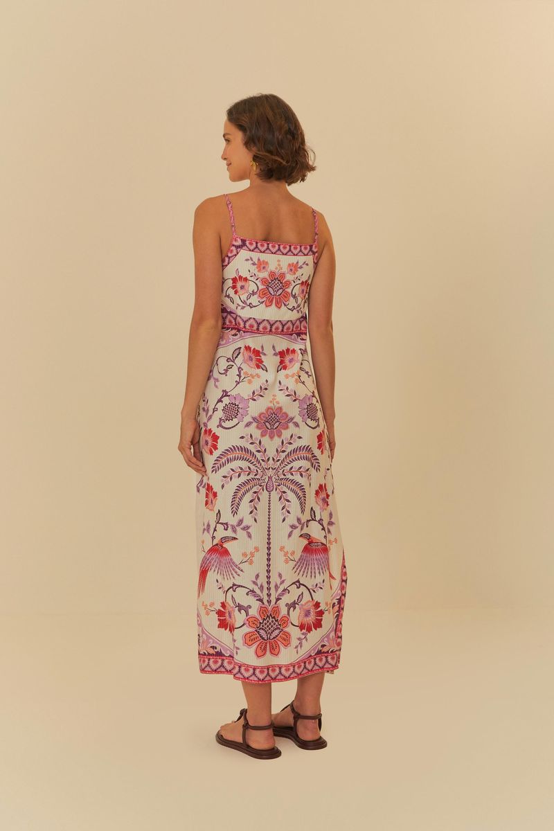 Vista lateral del vestido midi estampado, mostrando la caída y el estampado detallado.