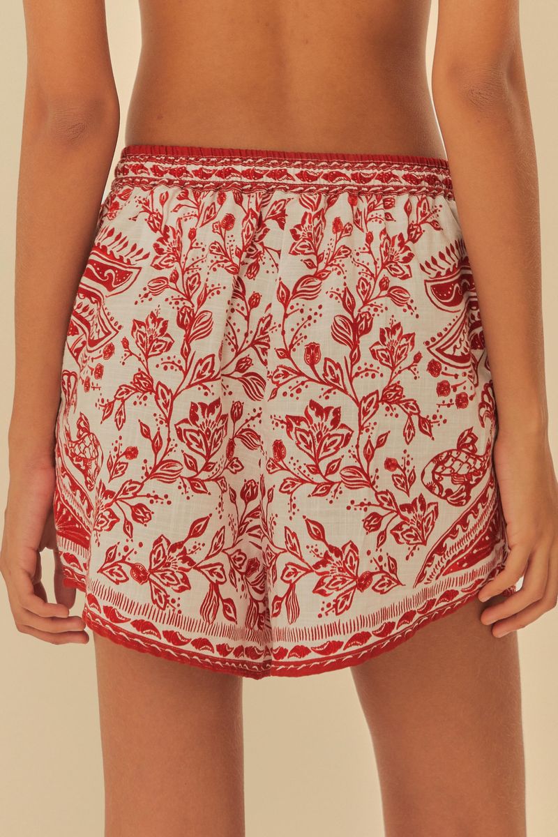 Vista trasera del short estampado floral rojo y blanco, mostrando el patrón y el ajuste en la cintura.