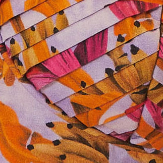 Close-up-del-top-mostrando-el-patron-vibrante-de-platanos-y-flores.