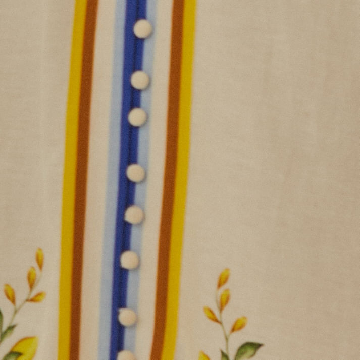 Primer-plano-del-estampado-floral-y-el-bordado-en-la-parte-frontal-del-vestido.