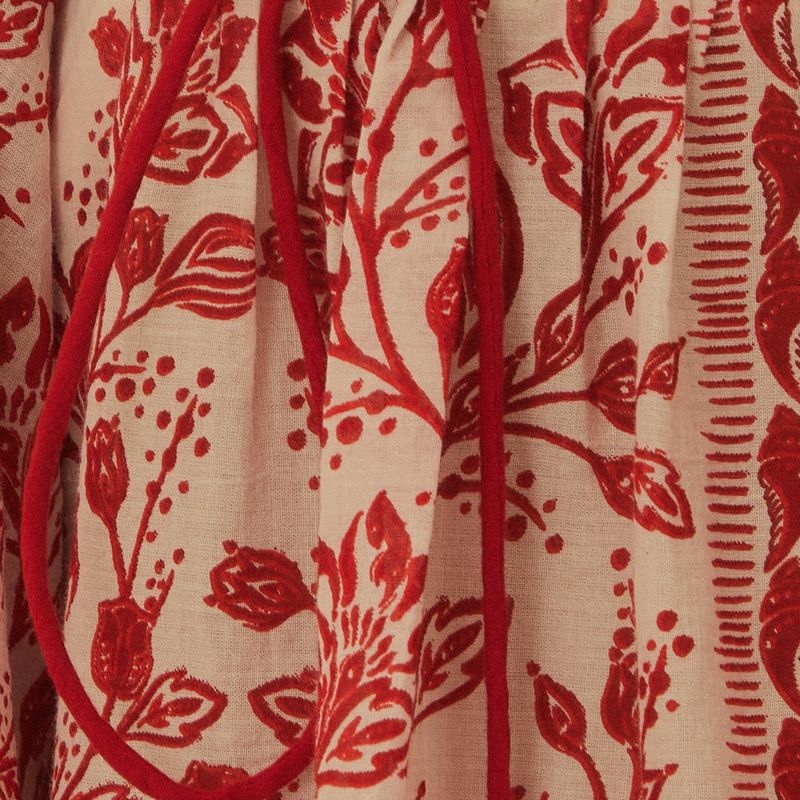 Detalle-de-las-mangas-abullonadas-de-la-blusa-estampada-con-detalles-florales.