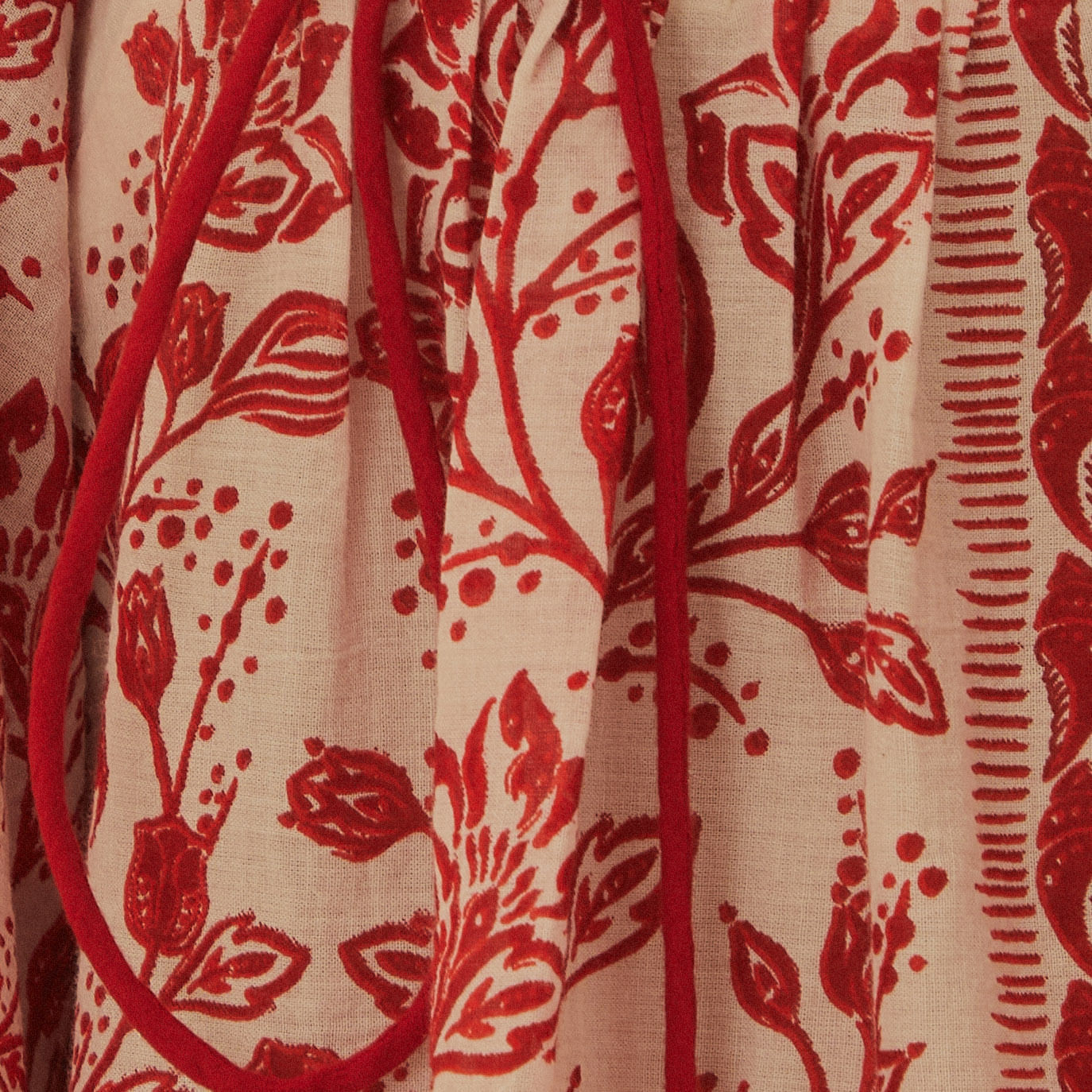 Detalle-de-las-mangas-abullonadas-de-la-blusa-estampada-con-detalles-florales.