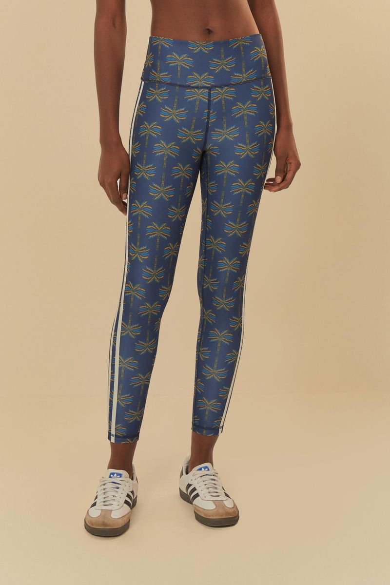 Detalle del estampado tropical en la legging