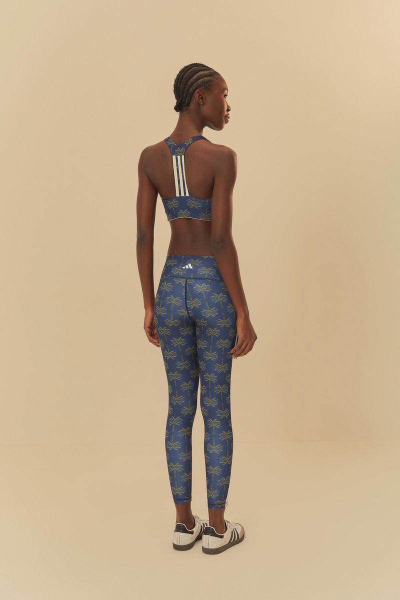 Vista trasera de la legging con un top deportivo