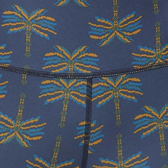 Primer-plano-del-estampado-tropical-en-la-legging