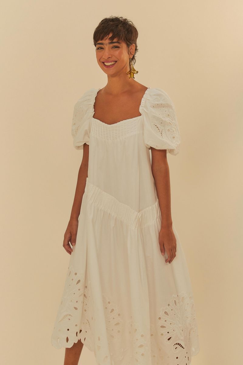 Vestido-bordado-richelieu-rendeira-con-mangas-abombadas-y-escote-cuadrado-mostrado-en-un-fondo-neutro.
