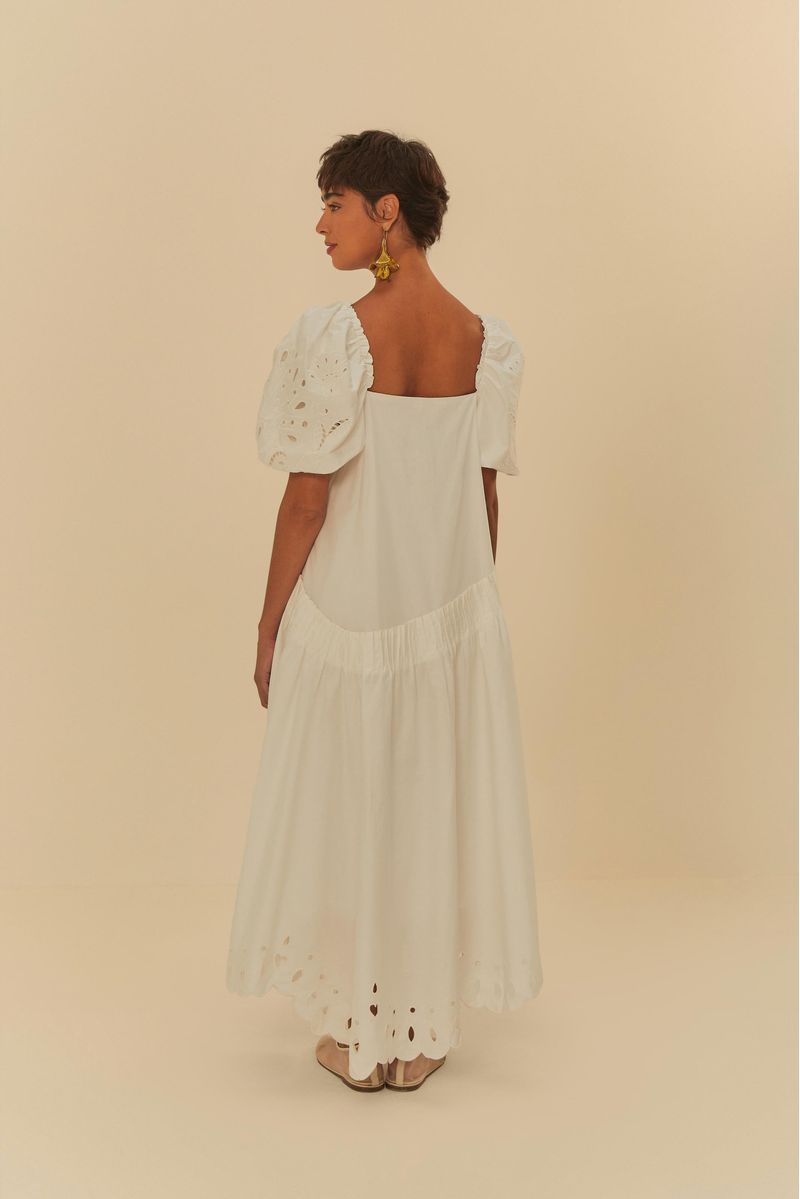 Detalle-de-las-mangas-abombadas-del-vestido-bordado-richelieu-rendeira-con-bordado-artesanal.