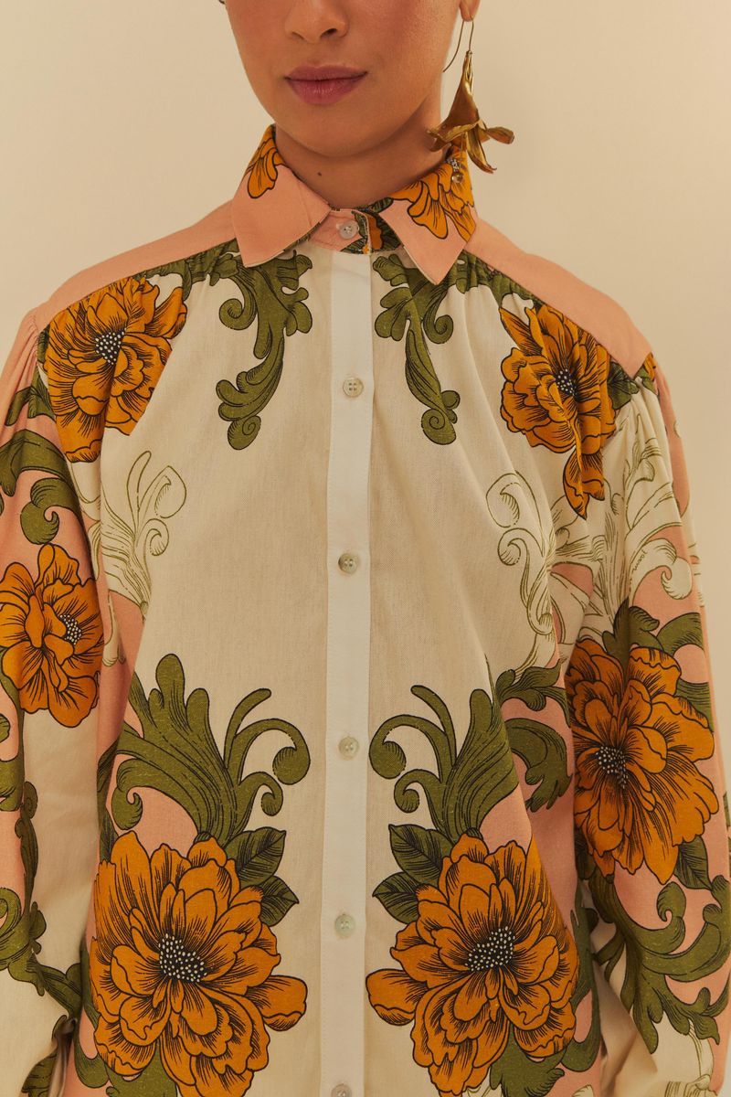 Detalle-del-cuello-clasico-y-cierre-con-botones-de-la-Camisa-Flor-Real.