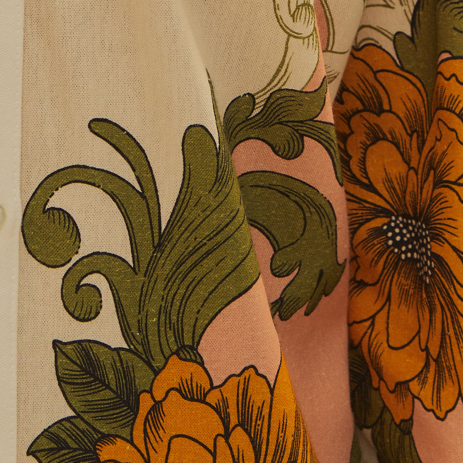 Close-up-del-diseño-floral-vibrante-de-la-Camisa-Flor-Real.