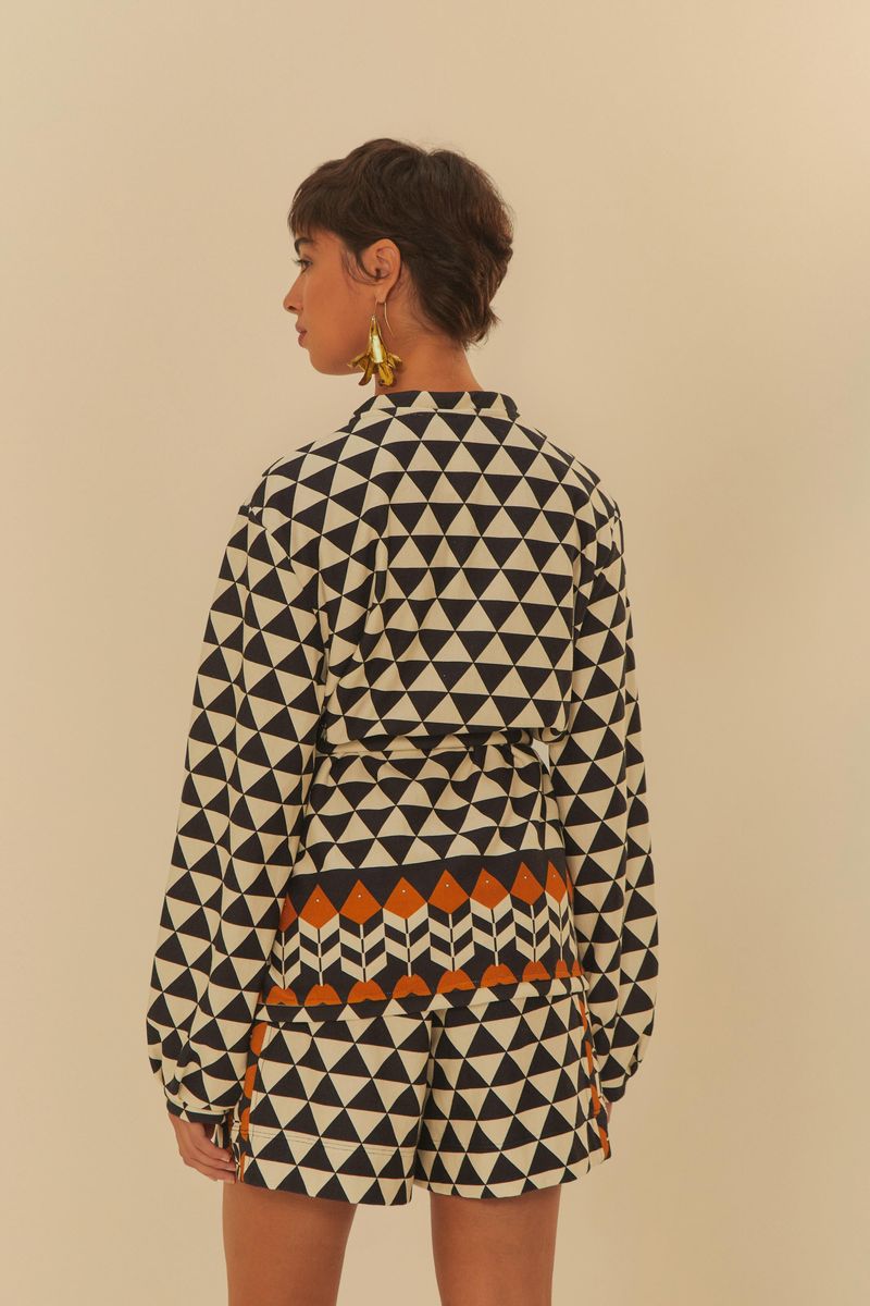 Vista-lateral-del-abrigo-grafico-geometrico-con-triangulos-en-tonalidades-de-beige-azul-oscuro-y-naranja.