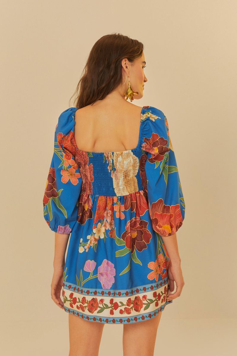 Vista-trasera-del-vestido-mostrando-el-corte-suelto-y-el-diseño-floral.