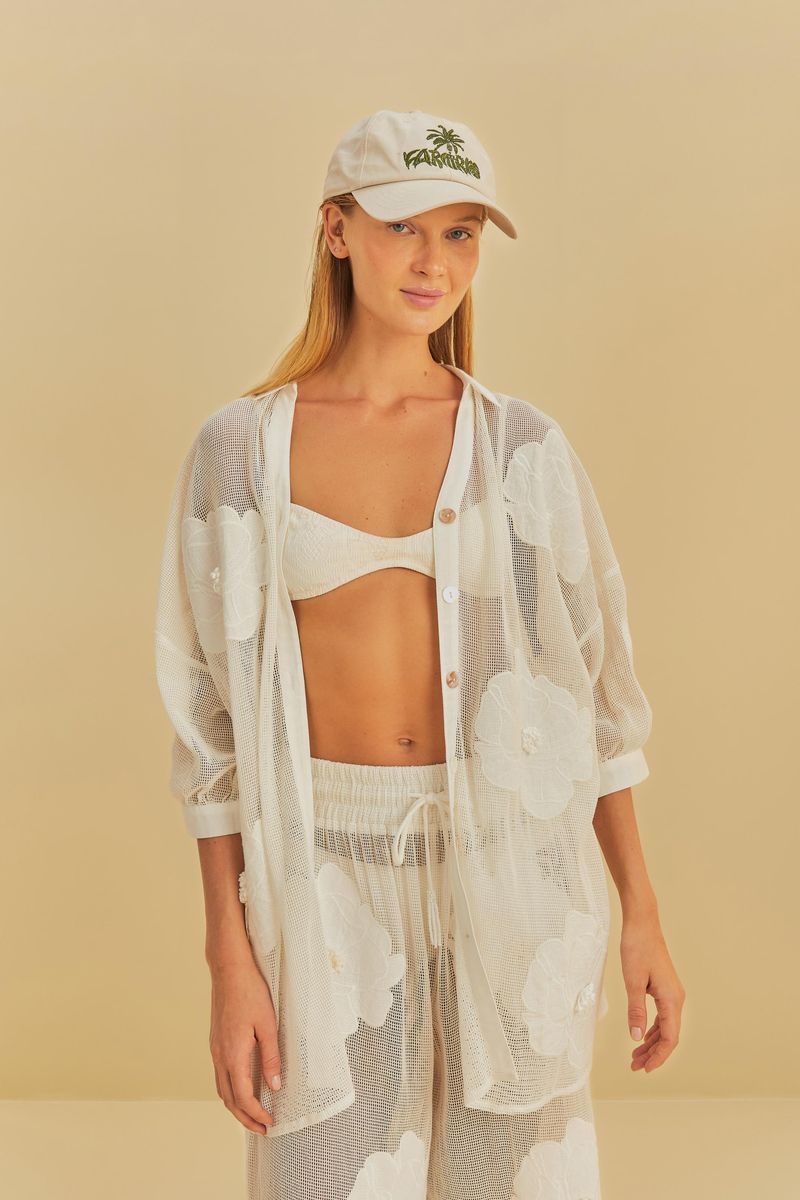 Camisa-artesanal-floral-delicado-vista-de-frente-mostrando-detalles-del-tejido-transparente-y-bordados-florales.