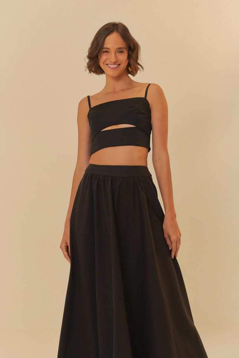 Modelo luciendo una falda amplia negra con un top negro, vista frontal.