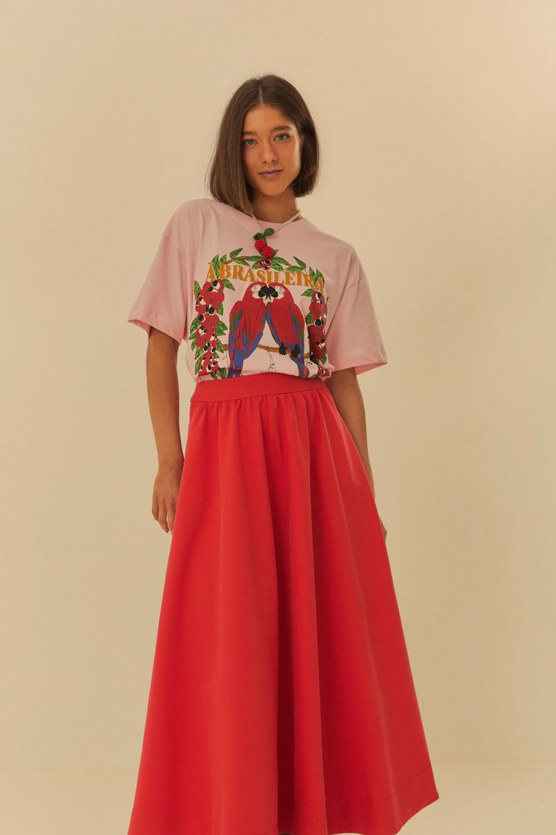 Imagen de una falda amplia roja con bolsillos laterales, vista frontal.