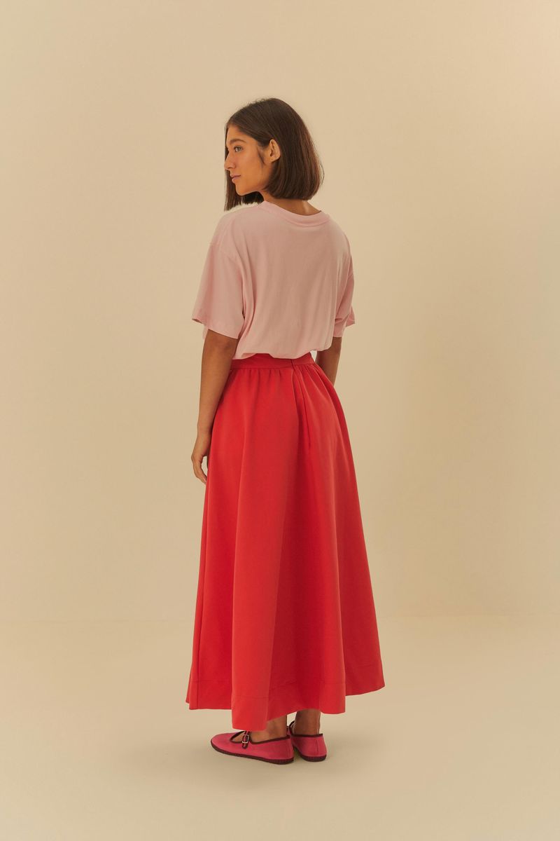 Detalle del tejido liviano y suave de la falda amplia roja.
