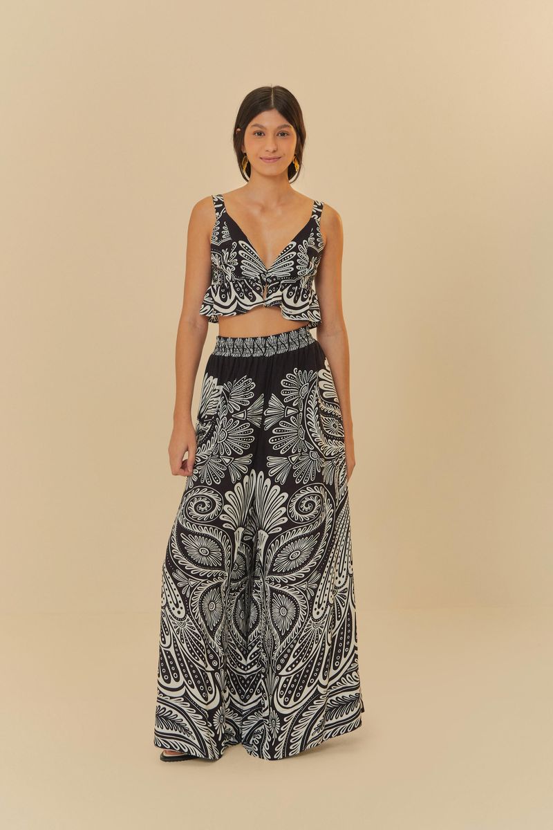 Conjunto con top y falda larga estampados en blanco y negro, visto desde el frente.