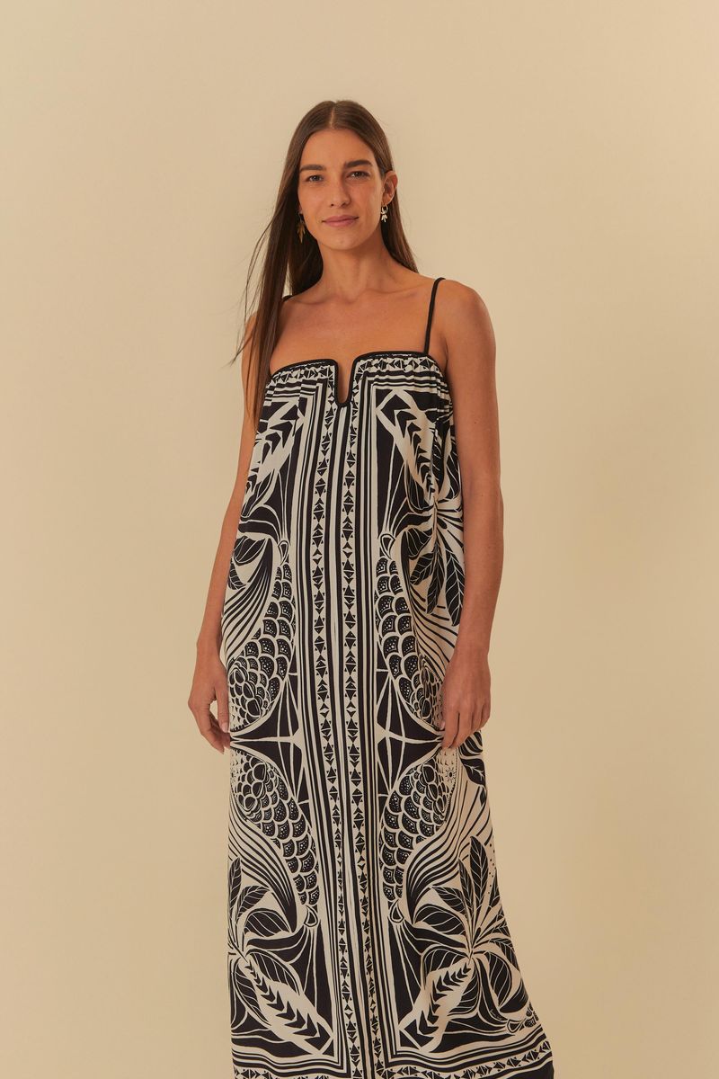 Imagen de un vestido largo estampado con tiras finas, mostrado de lado.