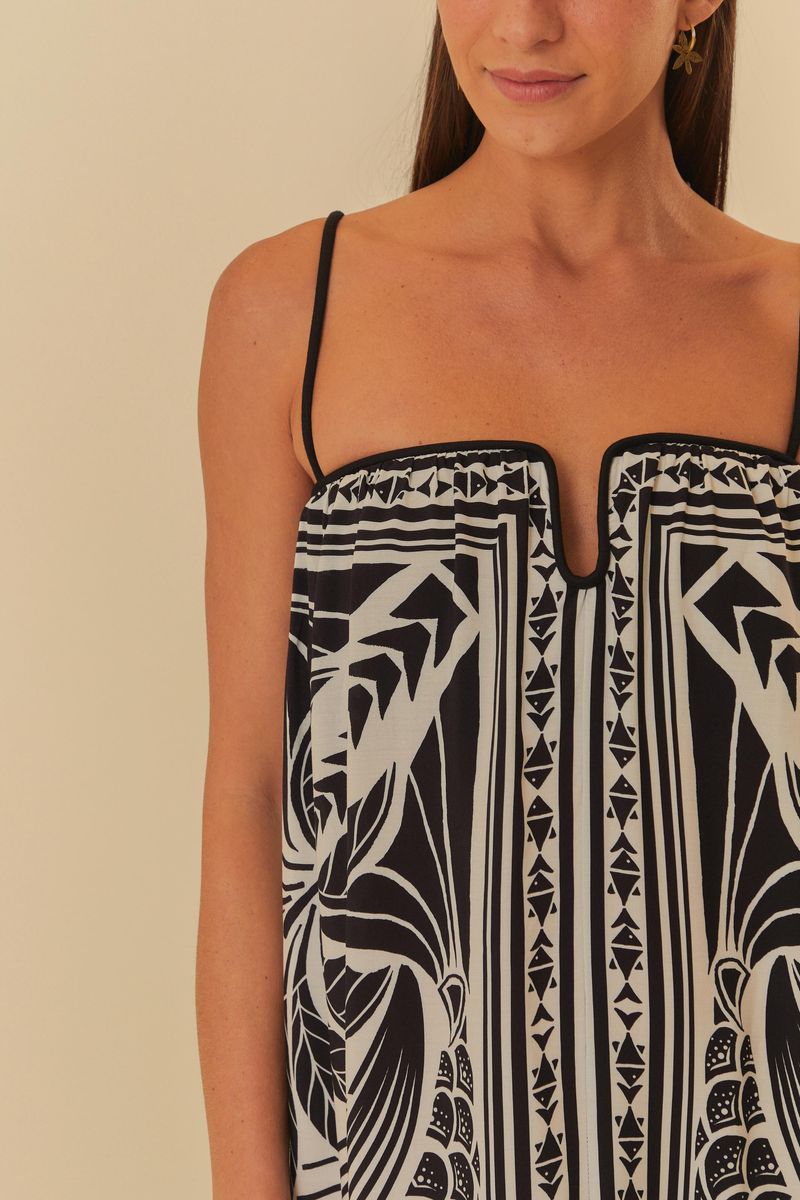 Imagen de un vestido largo estampado con tiras finas, mostrado de atrás.