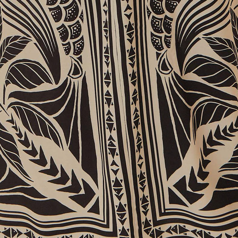 Detalle-del-estampado-en-la-parte-baja-del-vestido-largo-estampado.